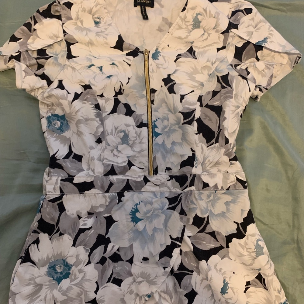 Jaanuu brand scrub top, size S, tulip cut